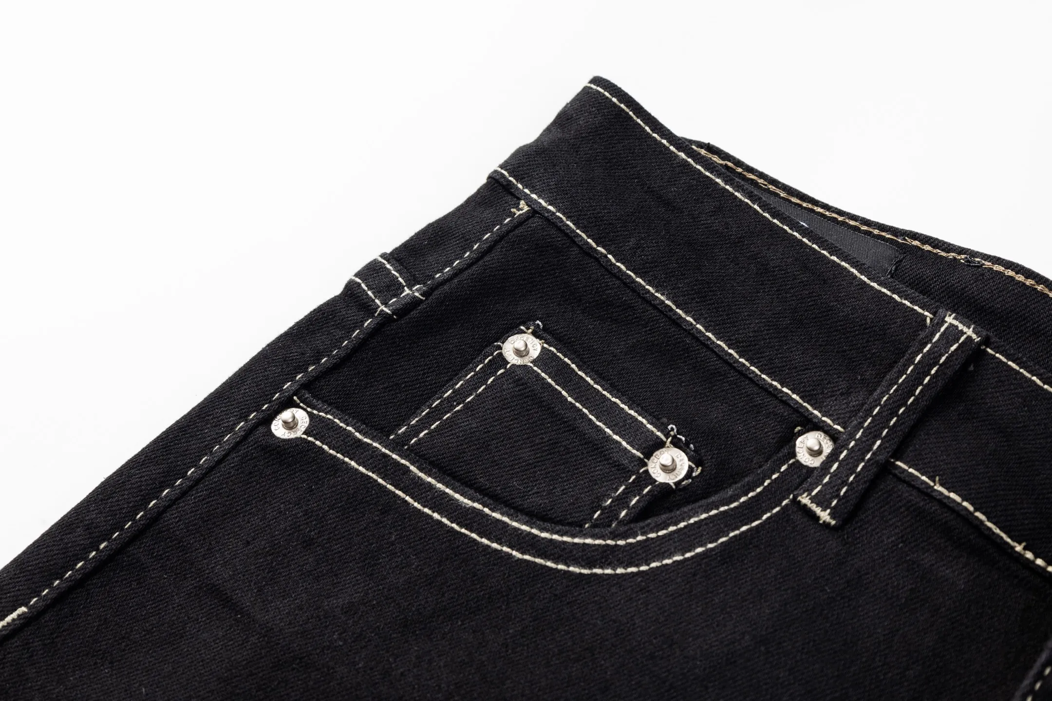 125 PURPLE BRAND 2026 New Arrival pure black couple style washed elastic micro-flared loose jeans. Styles with different wash textures are very friendly to people with thin legs and thick legs. The loose micro-flared version is very flattering to the leg shape. The timeless moderate length makes it easy to match casually. It has the basic styling foundation of various styles and is a must-have in the wardrobe! The fabric is stiff but also makes the upper body soft without losing texture. The washing process is even more perfect. It is a must-have item for everyone! ! ! Washed wheat, hang tag, pants label, three complete labels. Style number: # Color: Black Size: S M L XL